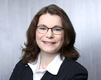 Das Porträtfoto von Susan Brümmer, Anlegerbetreuerin bei der IntReal Kapitalverwaltungsgesellschaft mbH.